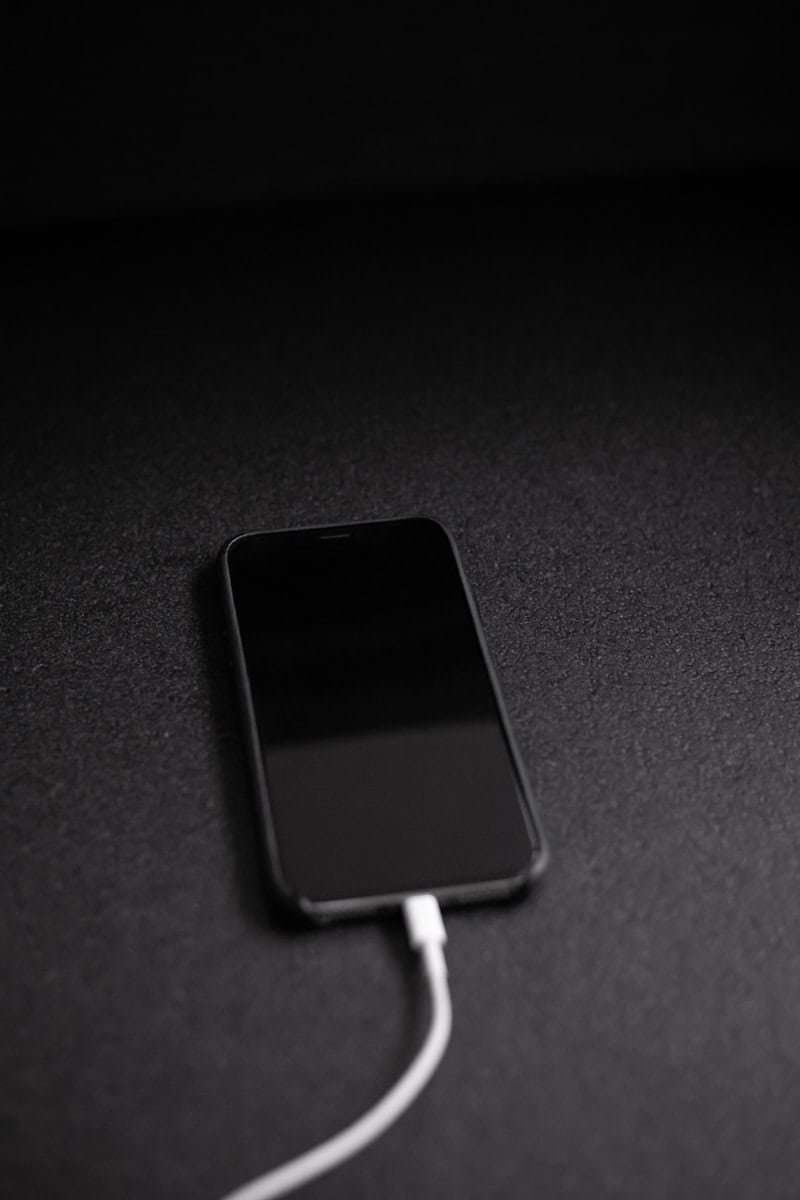 為什麼我的iPhone僅在關閉時才充電？