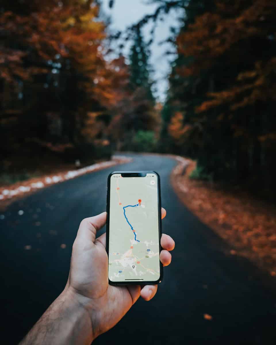 如何在iPhone上分享您的位置：逐步指南